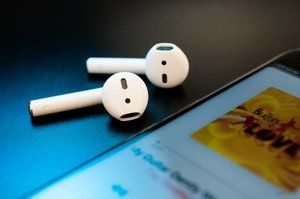 AirPods 2 in Schwarz und weiteren Farben: Apples Bluetooth-Ohrhörer „angemalt”